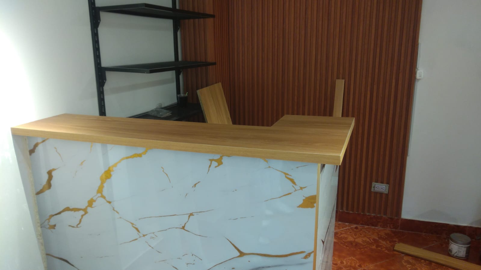 Recepción en mármol y madera
