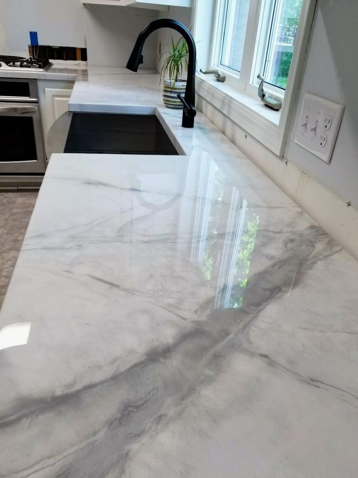 Obra blanca: acabados en mármol y porcelanato