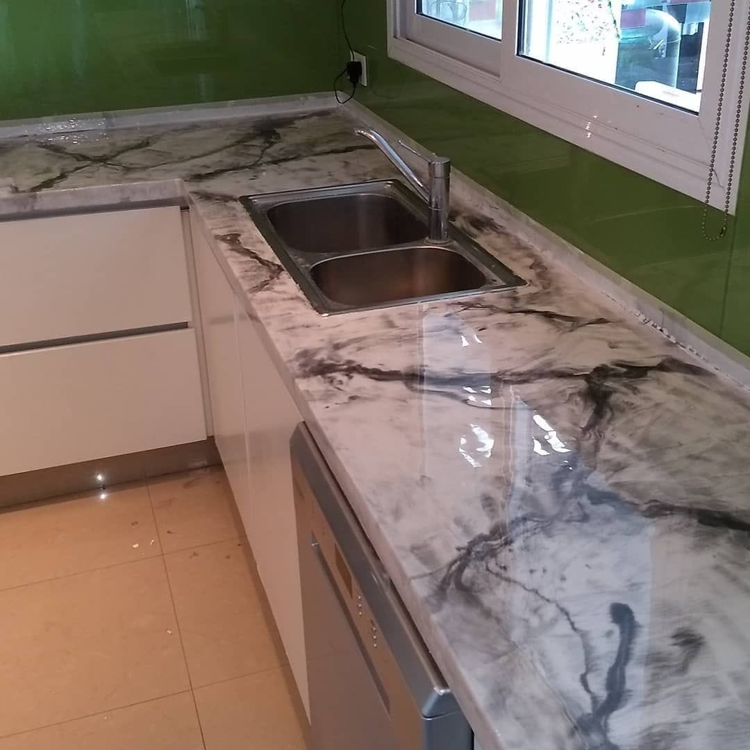 Cocina con mesón en mármol y pared verde