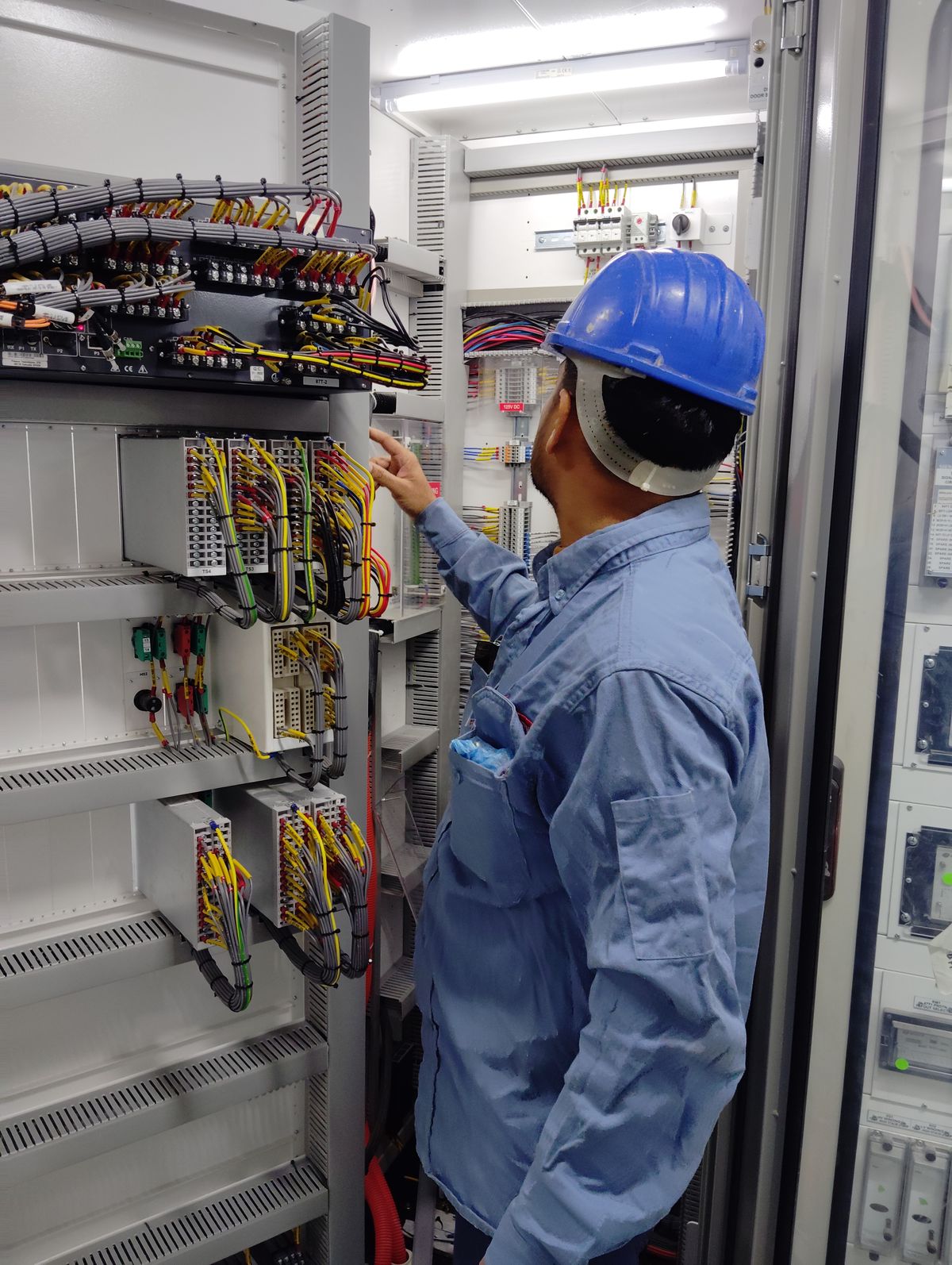 Electricista trabajando con cables