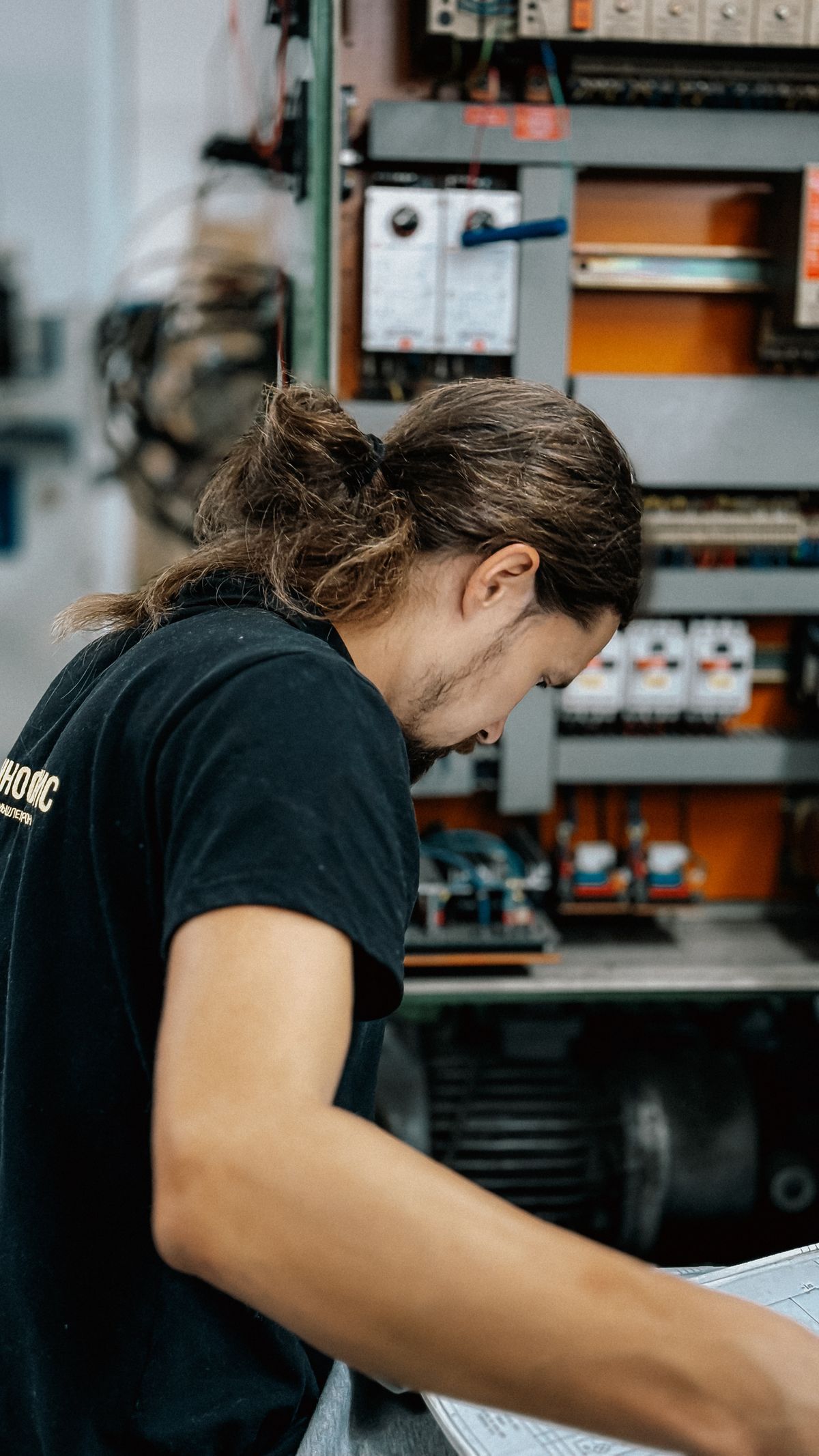 Técnico en panel eléctrico