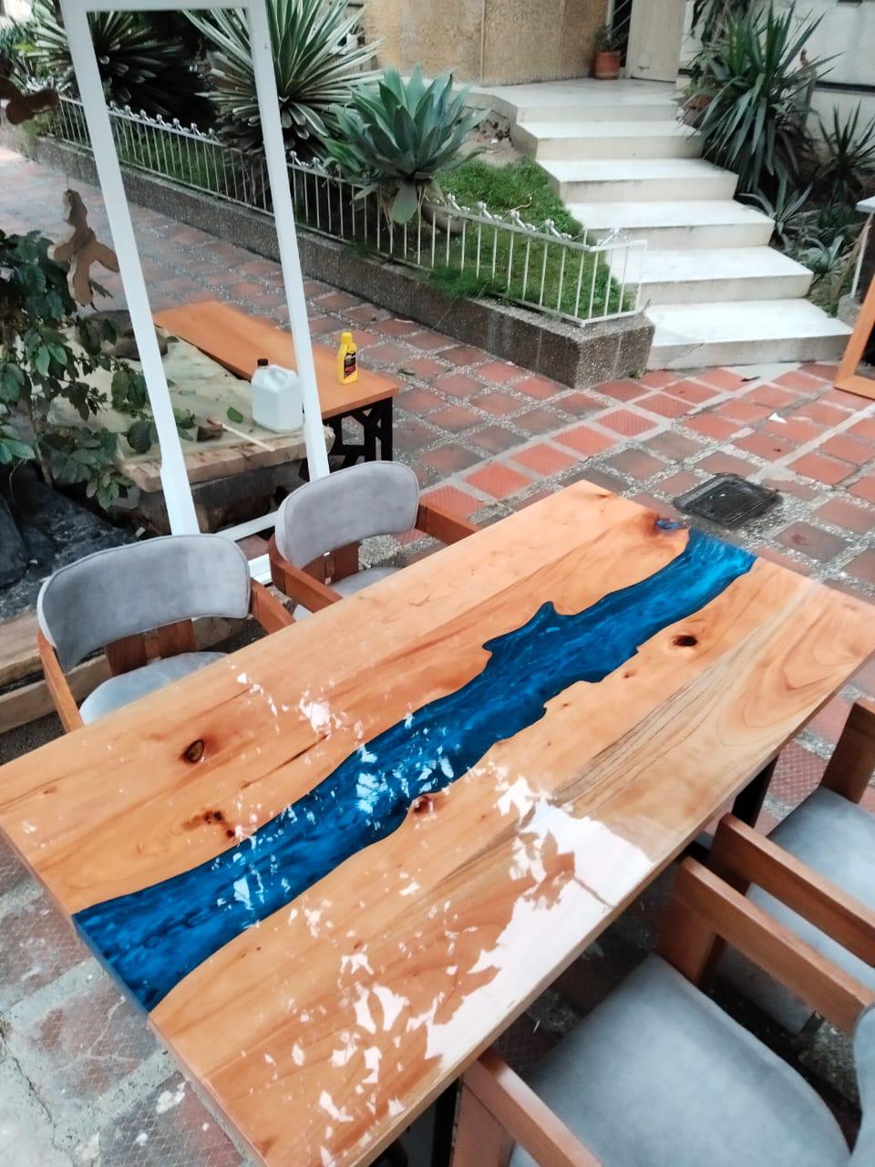 Mesa en madera y resina epóxica fabricada a la medida
