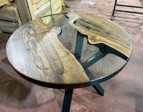 Mesa río redonda en madera y resina negra